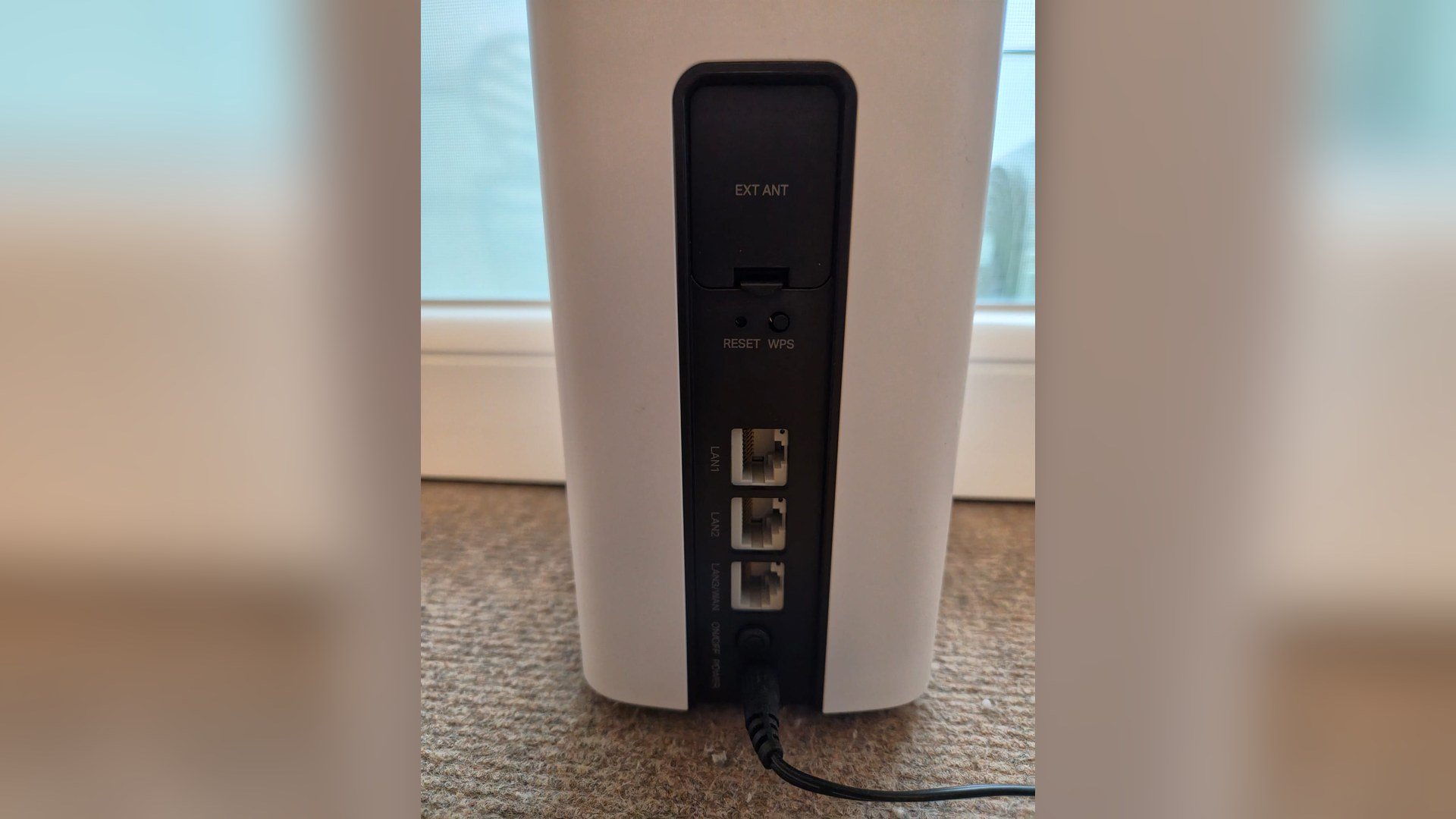 Spatele routerului Archer NX200, cu capacul EXT ANT, butoanele Reset și WPS, două porturi LAN și un port LAN/WAN