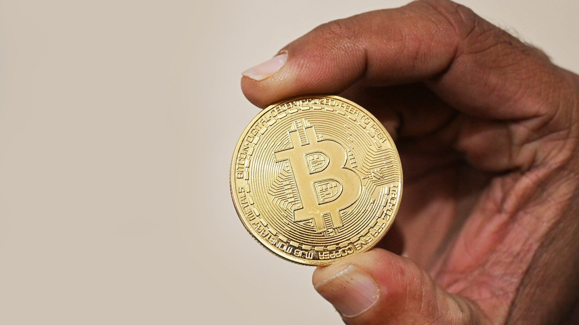 Binance Monedă fizică Bitcoin, simbol al pieței cripto afectate de atacul Binance