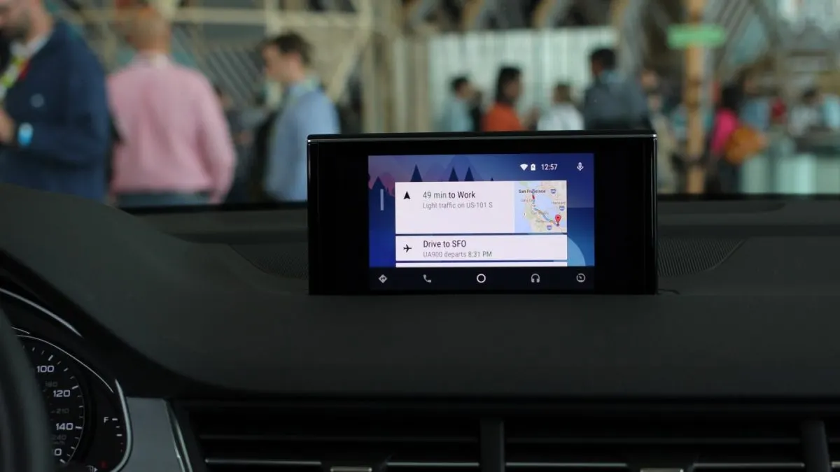 încărcarea telefonului în mașină Bord de mașină cu un ecran central care afișează interfața Android Auto, fotografiat într-o expoziție