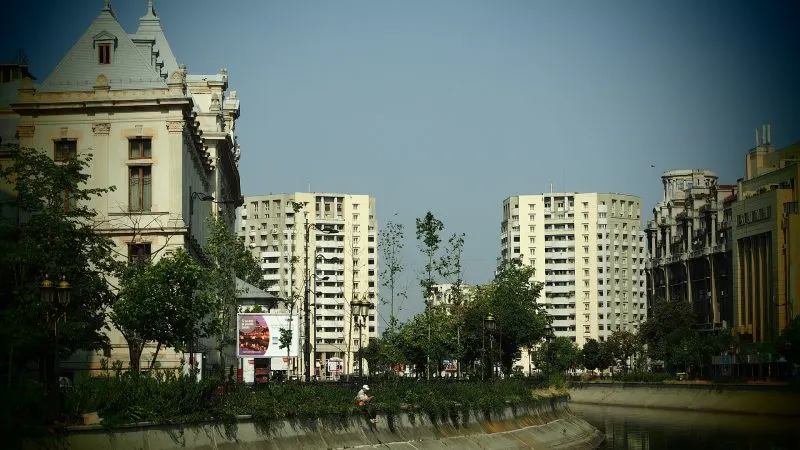 Panorama Bucureștiului cu clădiri înalte de-a lungul râului Dâmbovița