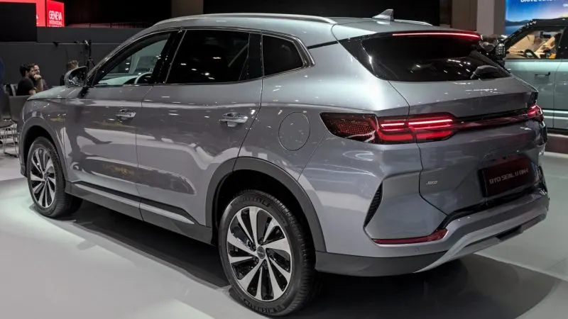 SUV-ul hibrid plug-in BYD Seal U DM-i gri, expus la Salonul Auto de la Geneva 2024