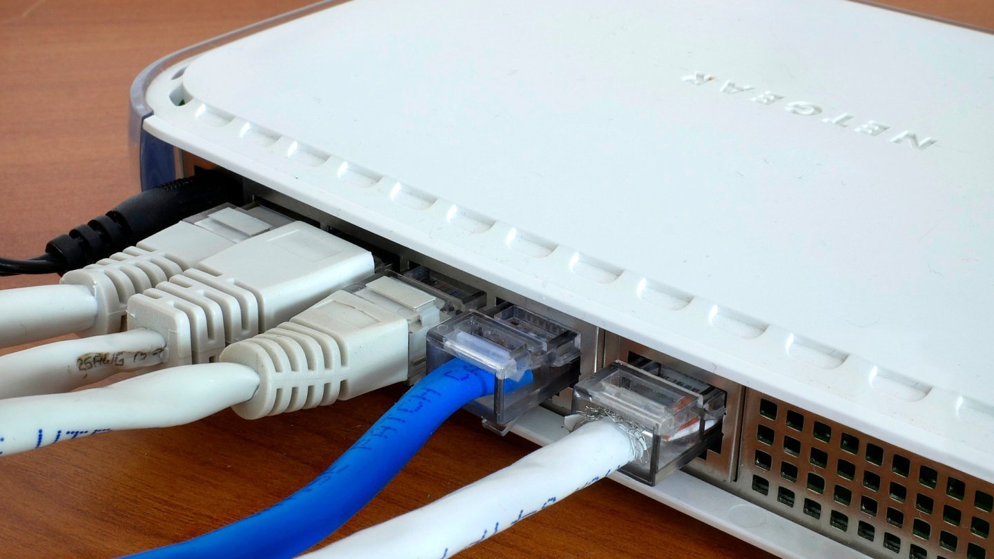 router de gaming Mai multe cabluri Ethernet conectate în porturile din spate ale unui router