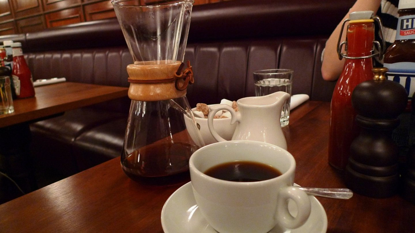 cafeaua și longevitatea Cafea filtrată într-un vas Chemex, servită într-o ceașcă albă pe o masă de restaurant