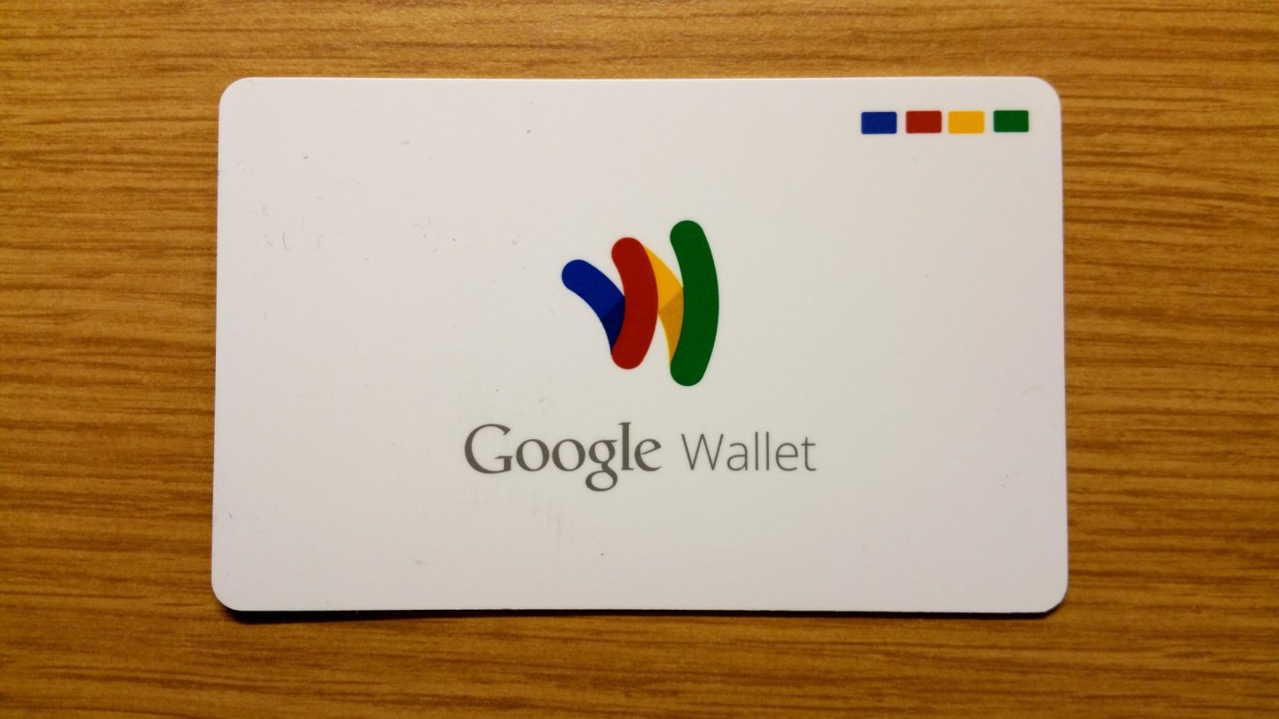 Google Wallet Card de plată alb cu logo-ul Google Wallet, așezat pe o masă de lemn