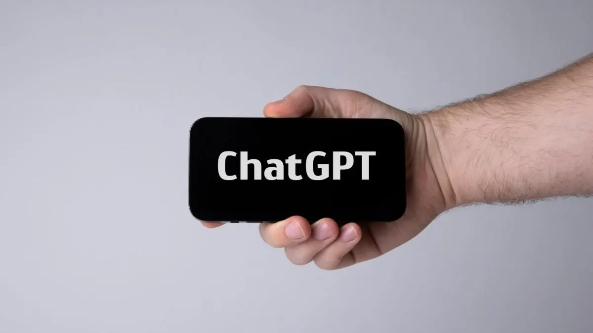 Telefon cu ChatGPT în mână, ilustrație pentru abonamente AI ieftine