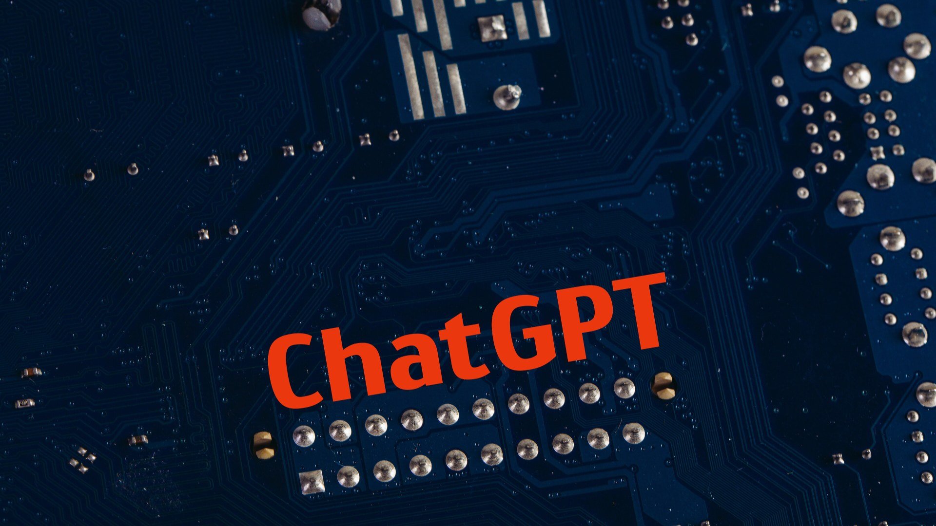 Placă de circuit cu sigla ChatGPT, ilustrând conectarea ChatGPT la iCloud Mail și Calendar