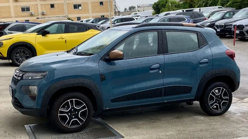 Dacia Spring electrică albastră parcată, mașina la care autonomia scade iarna