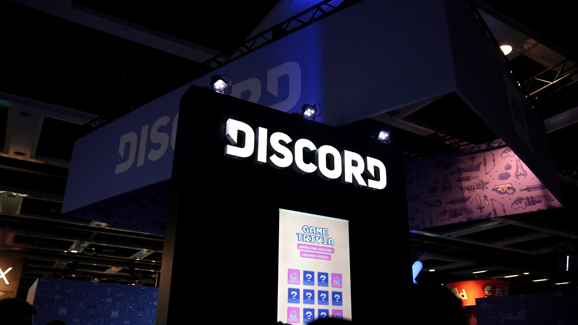 Standul Discord la târgul de jocuri PAX West, cu logo luminat