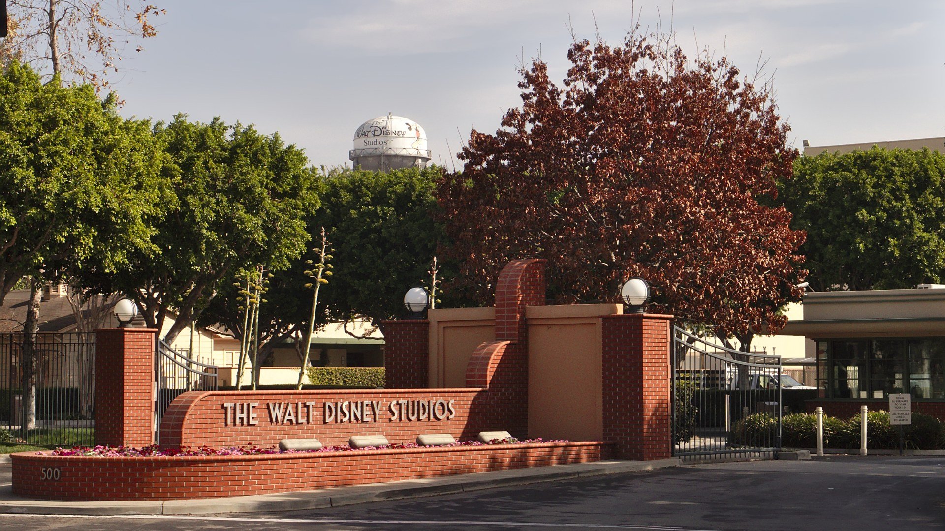 Character.ai Poarta Walt Disney Studios din Burbank; Disney licențiază tehnologie de la Character.ai