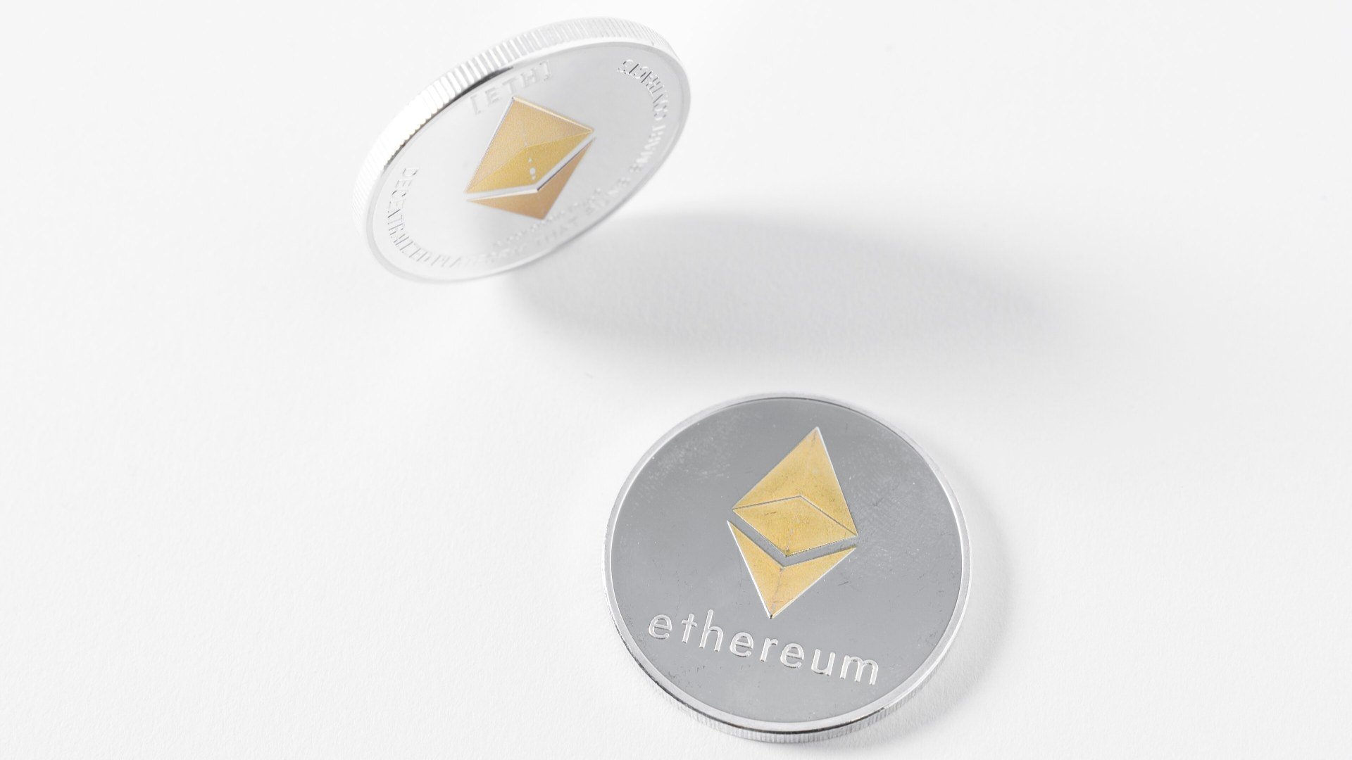 model OpenAI Monedă fizică decorativă cu simbolul Ethereum, ilustrând incidentul cu un model OpenAI