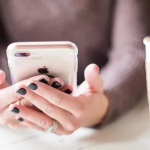 Algoritmul Facebook ascultă de tine: cum setezi ce vezi în feed