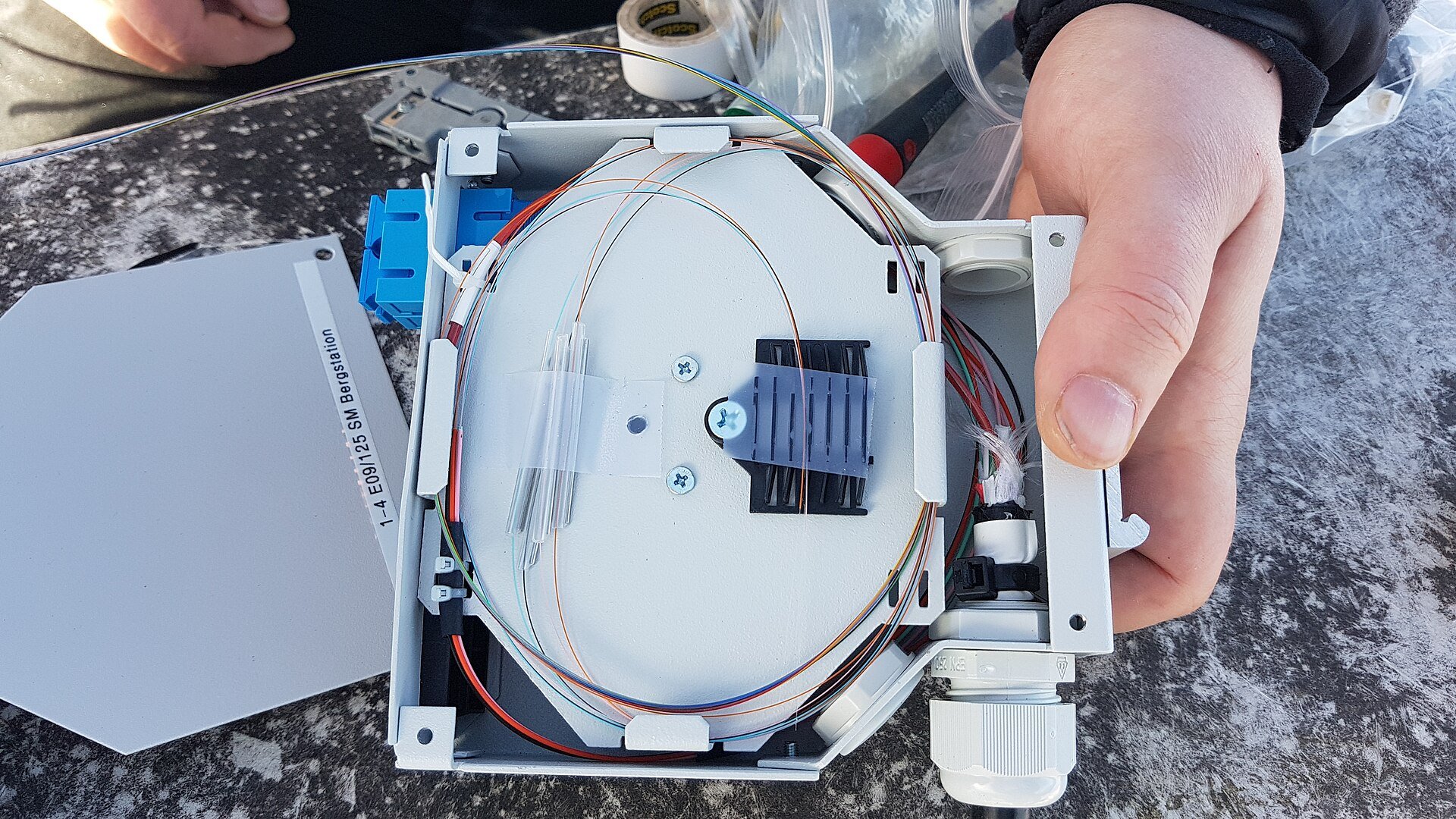 Conectori de fibră optică într-o cutie de joncțiune, internet fix măsurat în raport ANCOM pe 2025