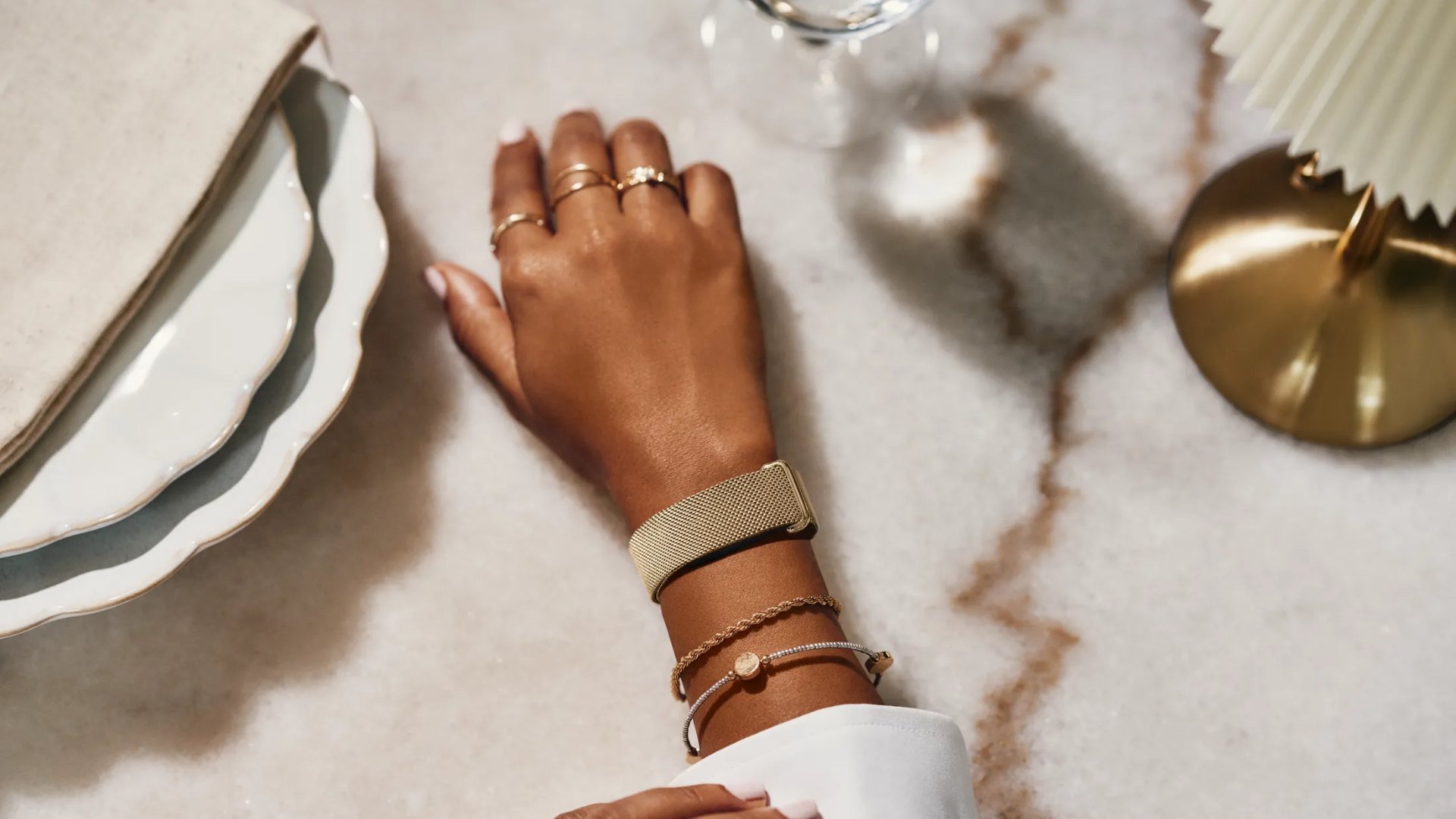 Flo Health Google Fitbit Air pe o brățară metalică țesută, unul dintre dispozitivele care vor trimite date către Flo Health