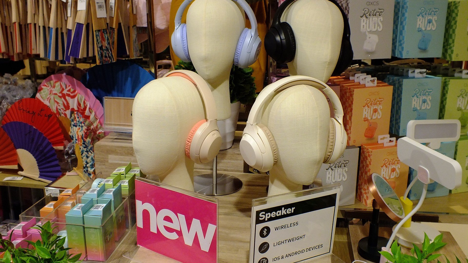 Căști wireless over-ear expuse pe suporturi într-un magazin