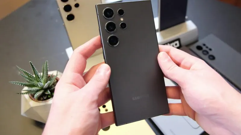 Galaxy S24 Ultra ținut în mână, model care a primit actualizarea One UI 9 în România