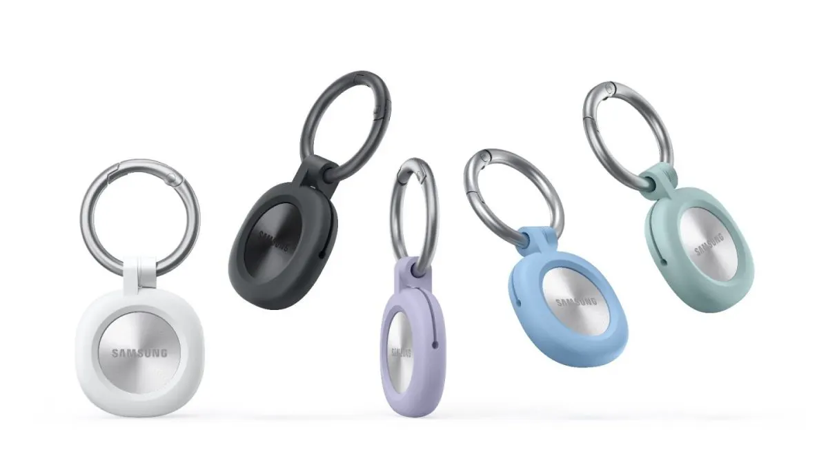 Galaxy SmartTag3 Cinci trackere Samsung Galaxy SmartTag3 în huse din silicon albă, neagră, mov, albastră și verde mentă, cu inele metalice pentru chei