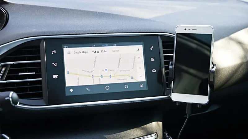 Gemini din Android Auto devine personal, dar nu și în România