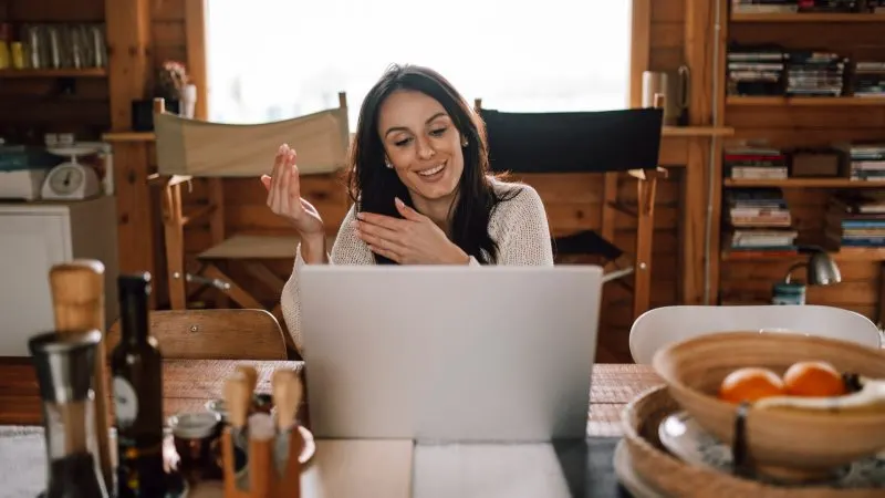 Google Meet traduce vocea în română, printre 63 de limbi: cine o are