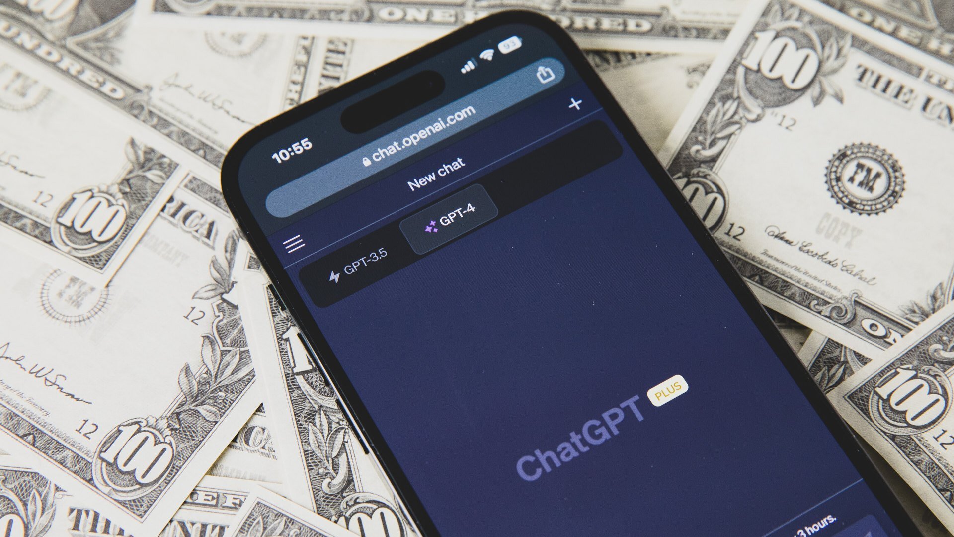Aplicația ChatGPT pe telefon, pe bancnote, ilustrând prețul API GPT-6.1 Terra