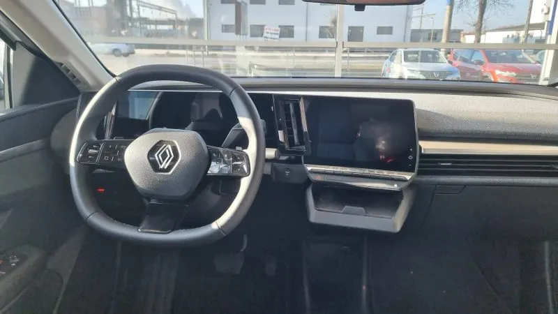Bordul unui Renault Megane E-Tech, mașină cu sistem openR link cu Google integrat și acces la Google Play