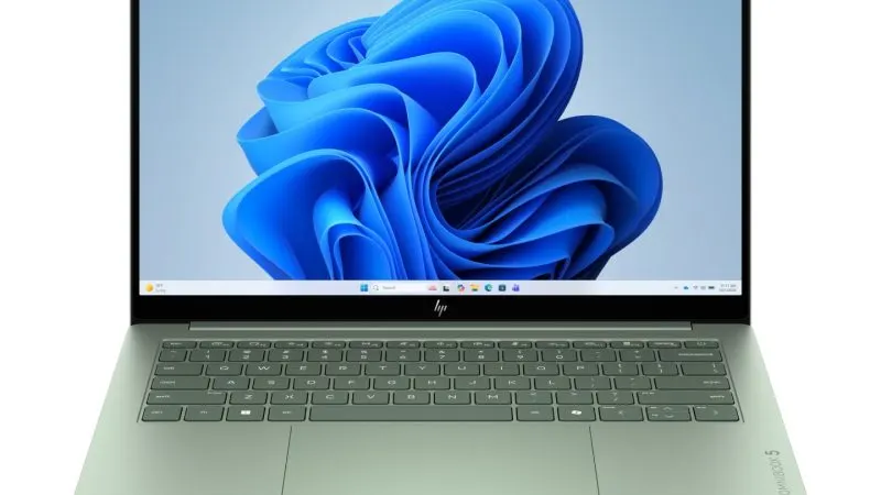 Laptopul HP OmniBook 5 14 deschis, văzut din față, cu ecranul OLED pe fundal alb