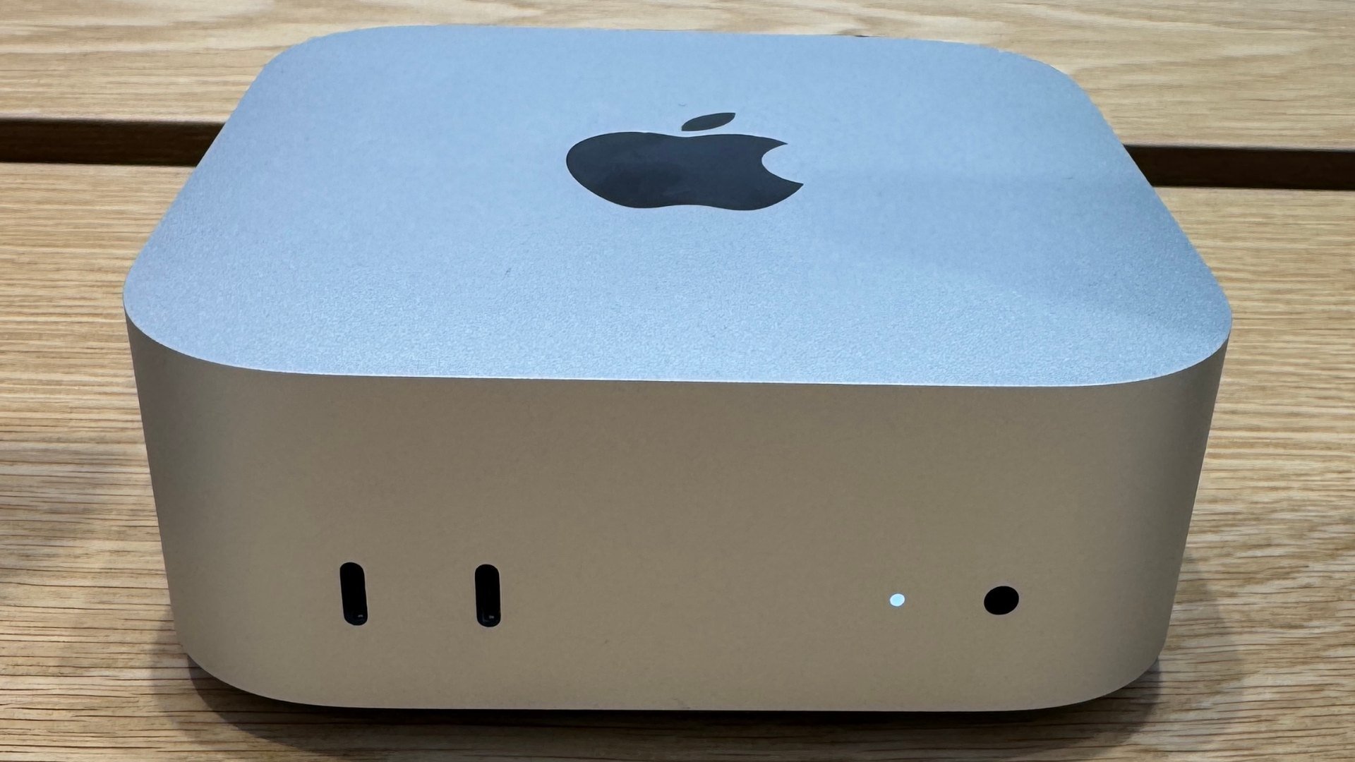 Mac mini argintiu, compact, în designul lansat în 2024