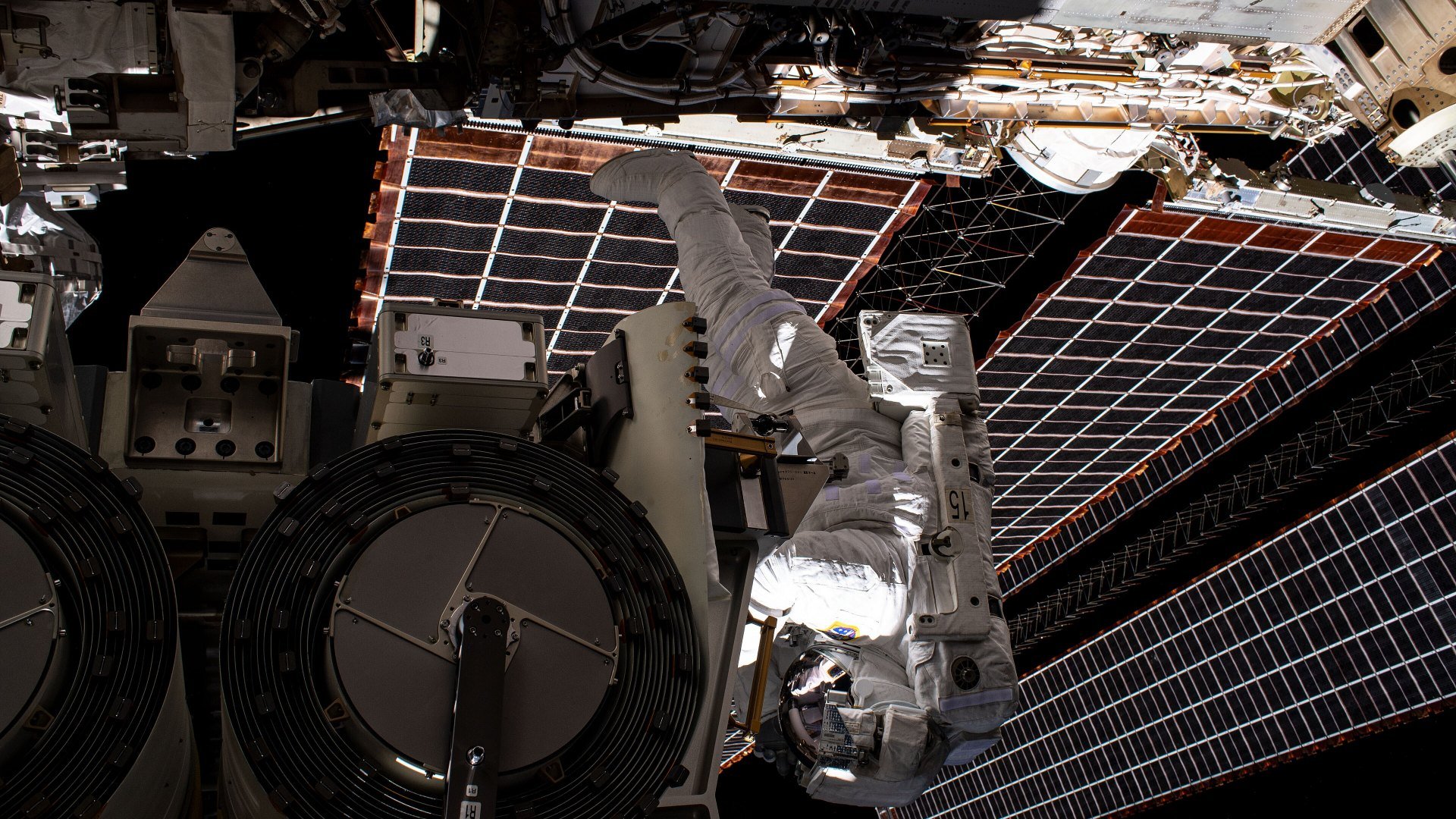 Astronautul NASA Shane Kimbrough instalează un panou solar iROSA pe Stația Spațială, în timpul unei ieșiri în spațiu
