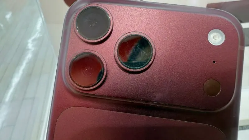 iPhone 18 Pro Camerele din spate ale unui iPhone 18 Pro Max de culoare vișinie