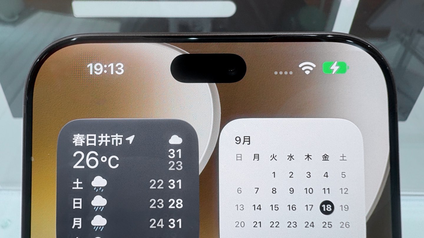 Partea de sus a ecranului unui iPhone 18 Pro Max, cu Dynamic Island, sub care se află difuzorul de apel
