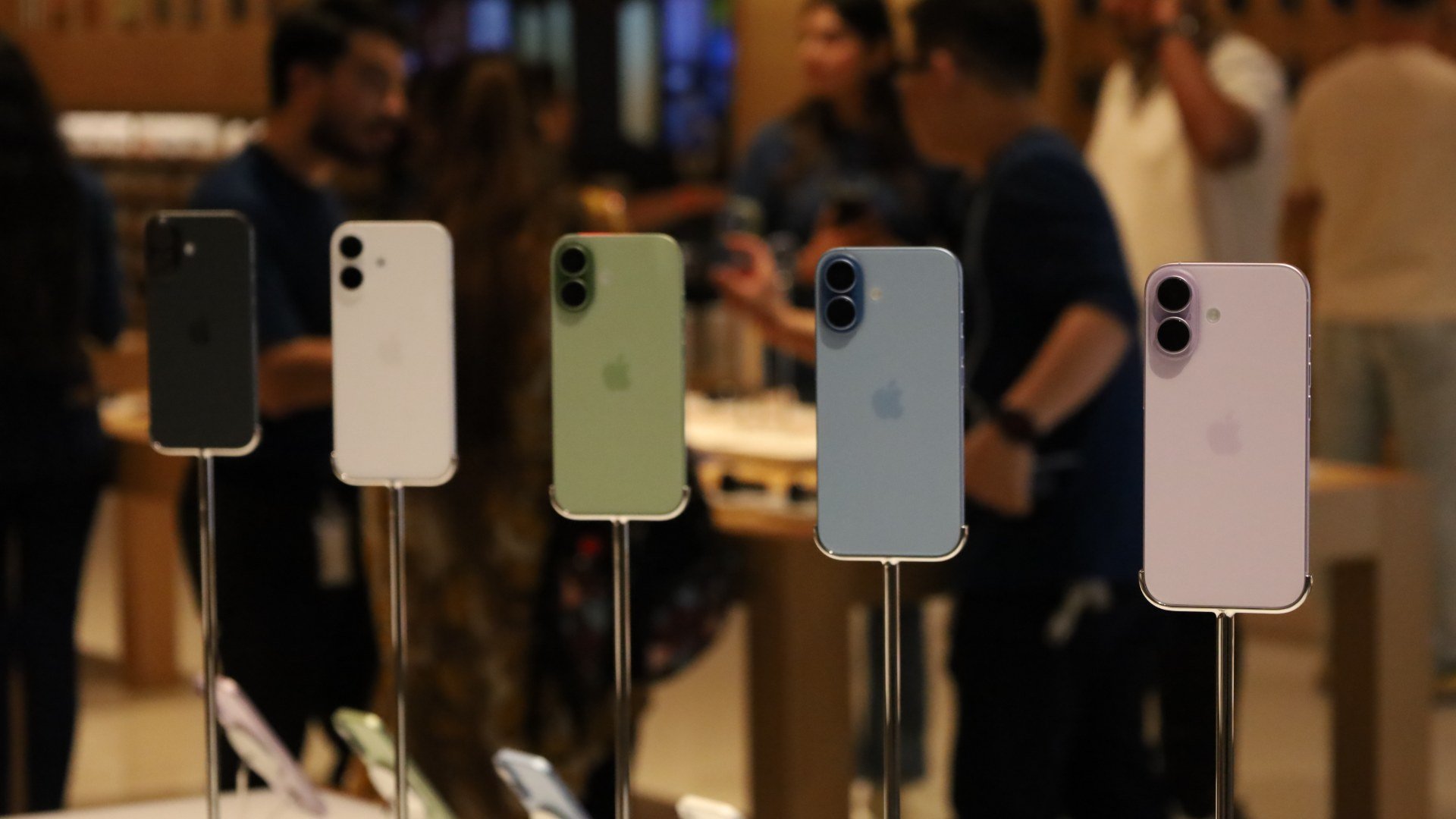 Modele iPhone 17 în mai multe culori expuse la lansare, compatibile cu iOS 27 și iPhone Handoff