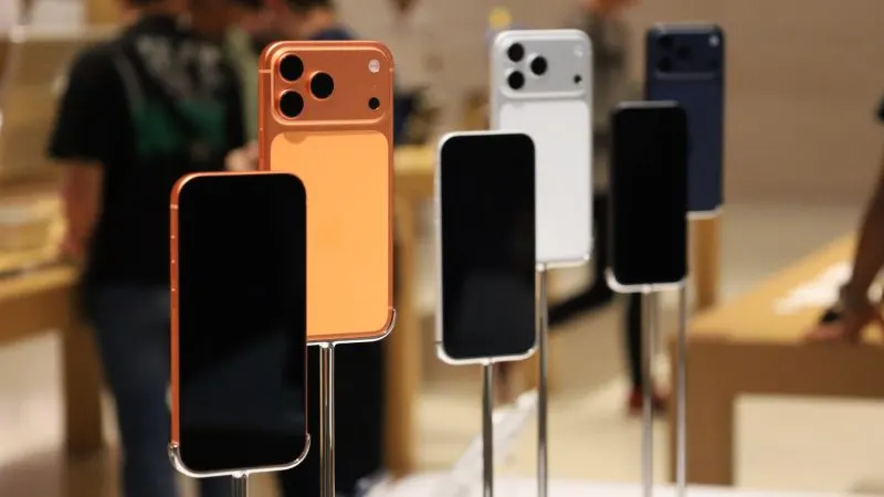 Două iPhone-uri pe suporturi de prezentare; iPhone Handoff permite folosirea aceluiași număr pe două iPhone-uri