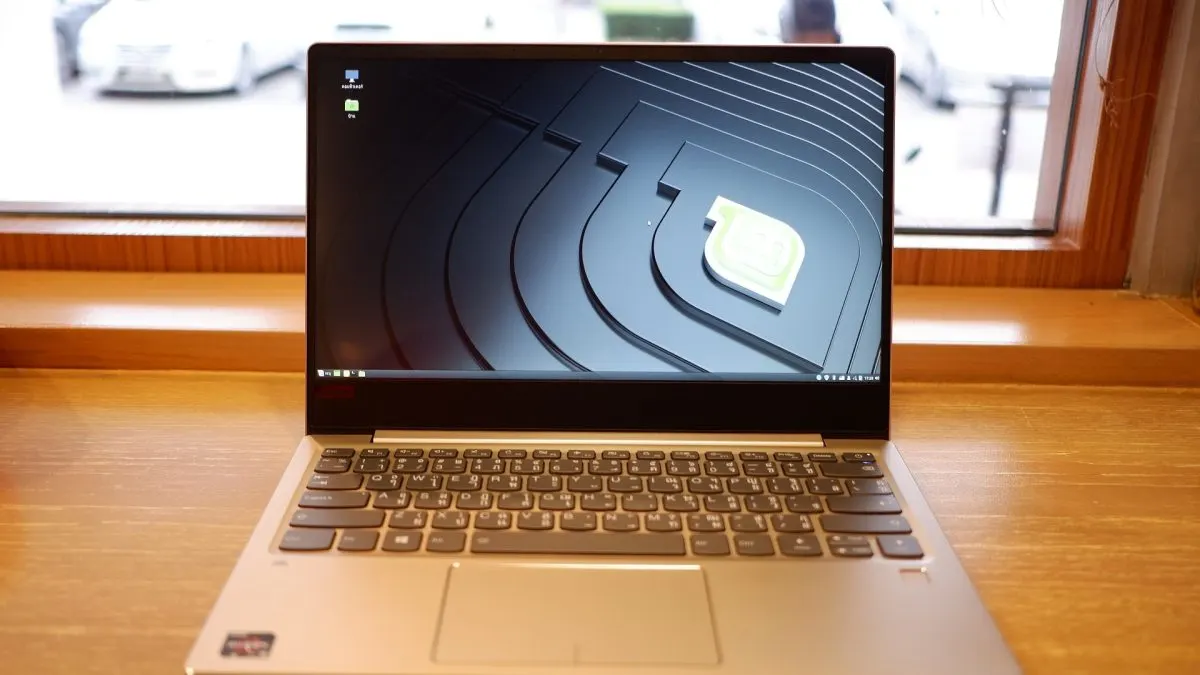 Laptop de Black Friday cu 2.500 de lei: ce specificații contează