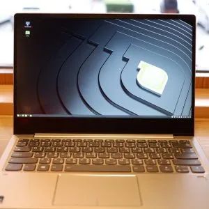 laptop de Black Friday Laptop de Black Friday cu 2.500 de lei: ce specificații contează