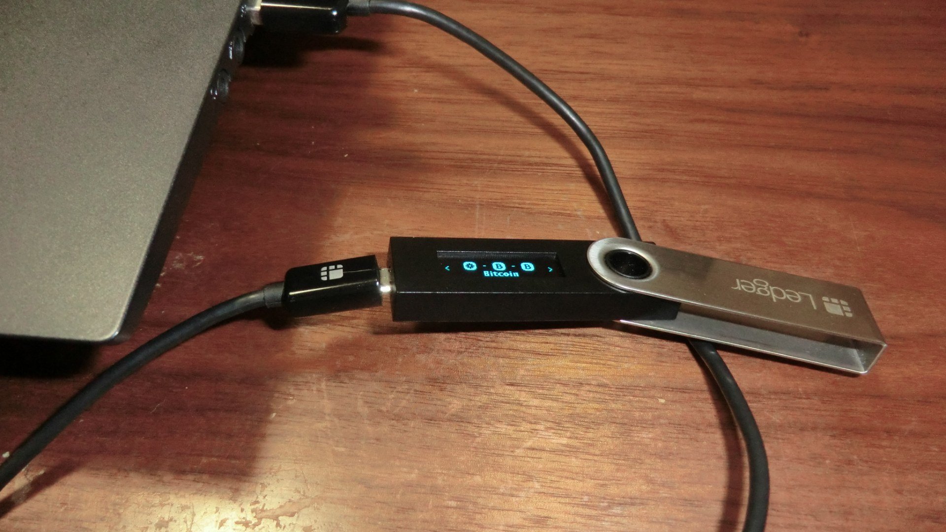 Ledger Portofel hardware Ledger Nano S conectat prin cablu USB la un laptop