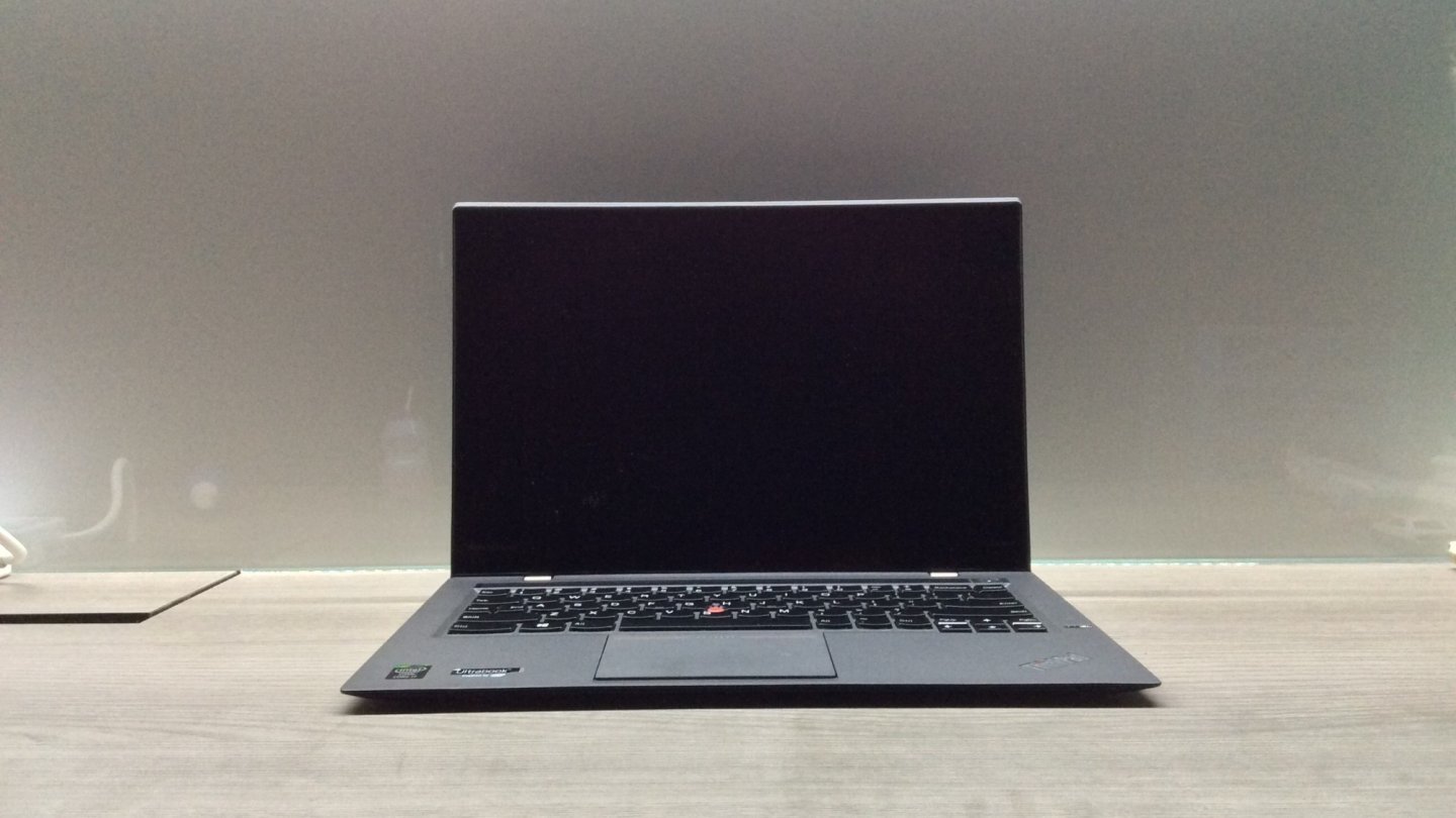 consum baterie laptop Un laptop Lenovo ThinkPad X1 Carbon negru deschis, văzut din față pe o masă albă