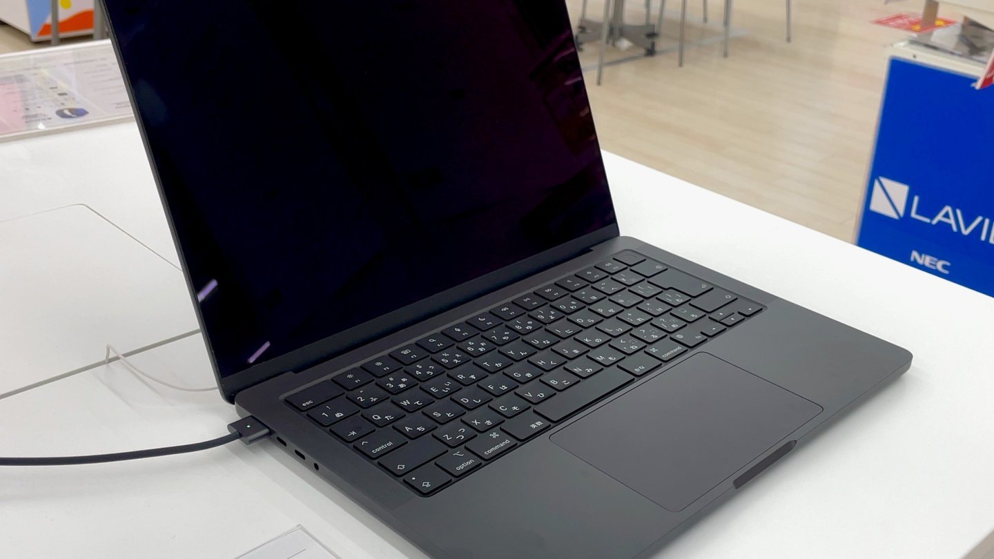 MacBook Pro OLED MacBook Pro de 14 inci actual, cu decupajul camerei pe care MacBook Pro OLED l-ar înlocui cu Dynamic Island