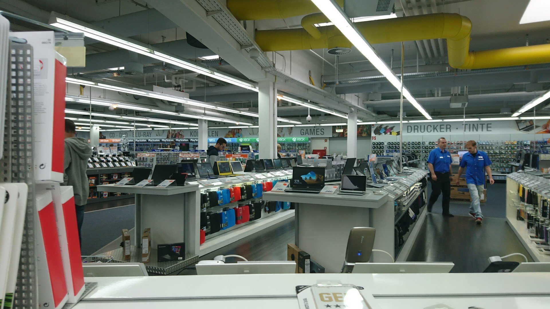 Black Friday 2026 la Flanco: interiorul unui magazin de electronice cu telefoane și electrocasnice