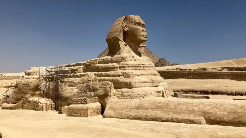 Marele Sfinx de la Giza, sculptat în calcar eocen