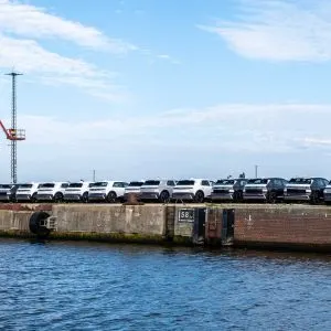 Mașini noi parcate pe cheiul portului Bremerhaven, poartă de intrare pentru importurile auto în UE