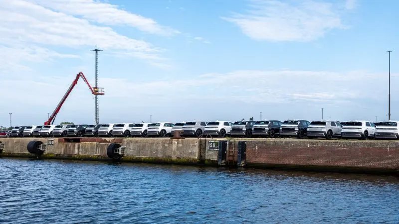 Mașini noi parcate pe cheiul portului Bremerhaven, poartă de intrare pentru importurile auto în UE