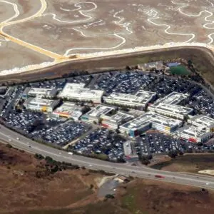 Vedere aeriană asupra campusului Meta din Menlo Park, California, înconjurat de zone umede
