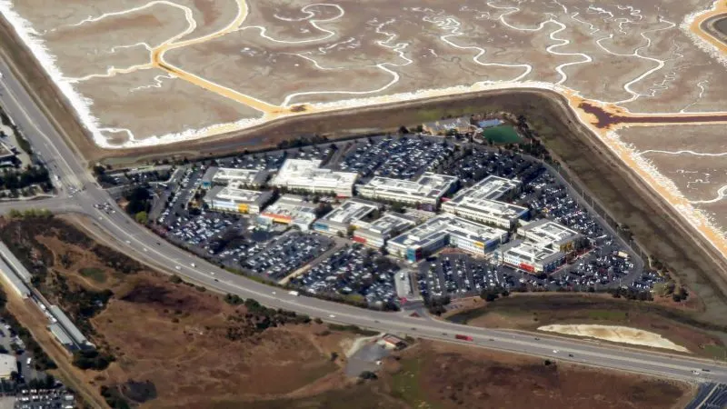 Vedere aeriană asupra campusului Meta din Menlo Park, California, înconjurat de zone umede