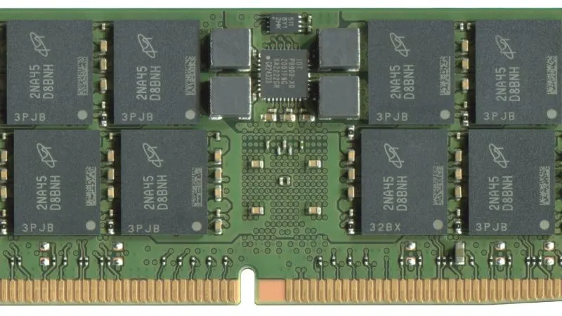 Modul de memorie RAM DDR5 RDIMM, cu cipurile DRAM vizibile pe placa verde