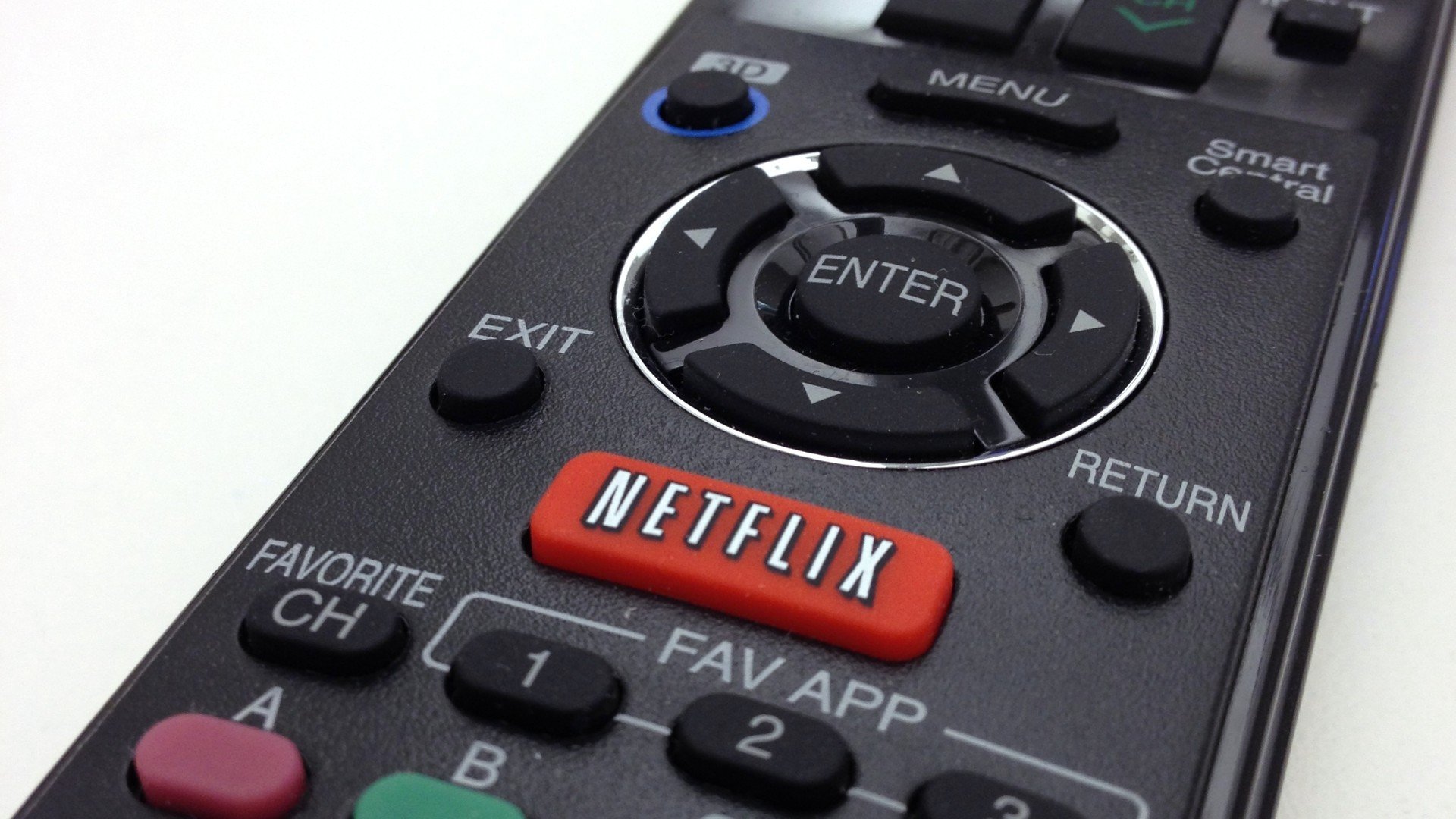 Netflix în noiembrie Telecomandă de televizor cu butonul roșu Netflix, pentru acces rapid la premierele de pe Netflix în noiembrie