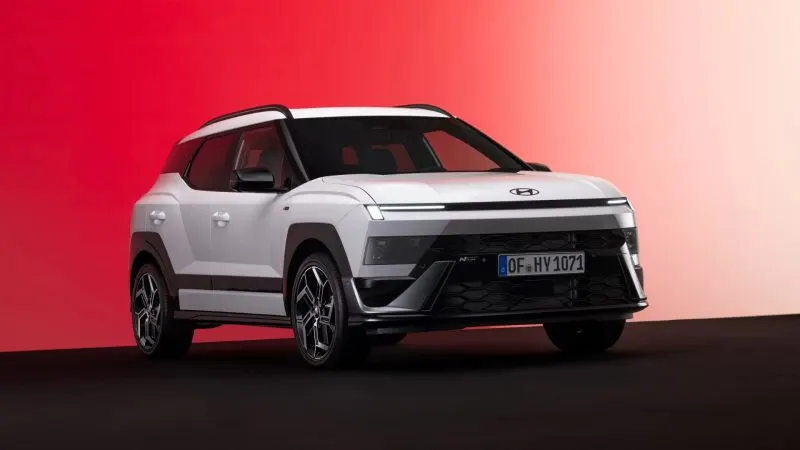 Noul Hyundai Bayon alb, văzut din față-lateral, cu farurile LED pe toată lățimea