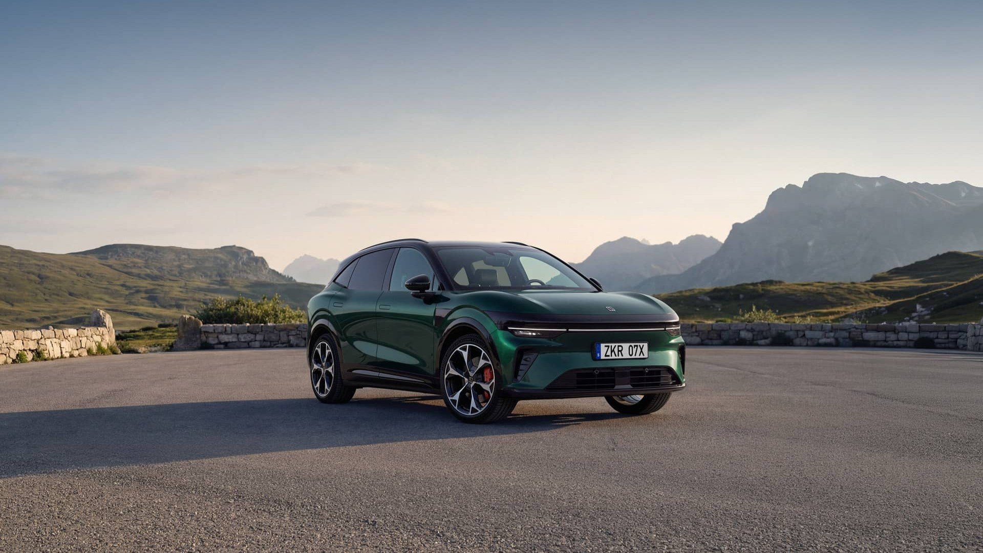 Noul Zeekr 7X verde, SUV electric, pe un drum de munte la apus