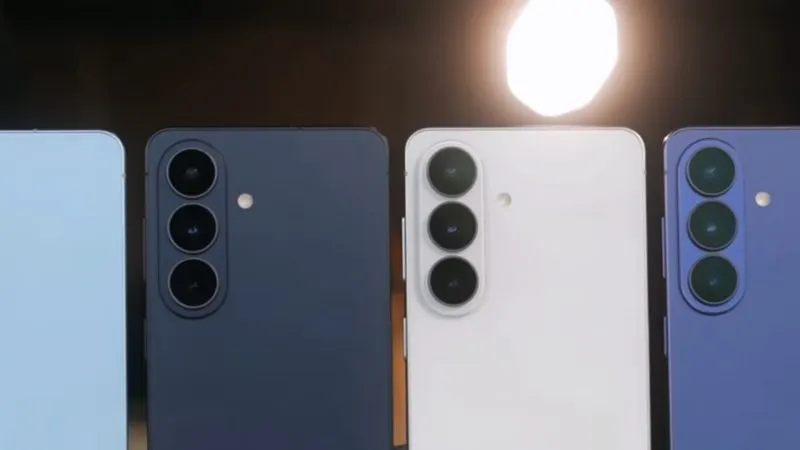 Now Nudge în limba română: telefoane Samsung Galaxy S26 văzute din spate, în patru culori