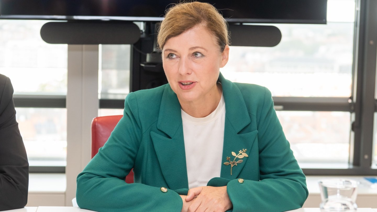 reclame ChatGPT Reprezentanți OpenAI la o întâlnire într-o sală a Comisiei Europene, cu steagul UE în fundal