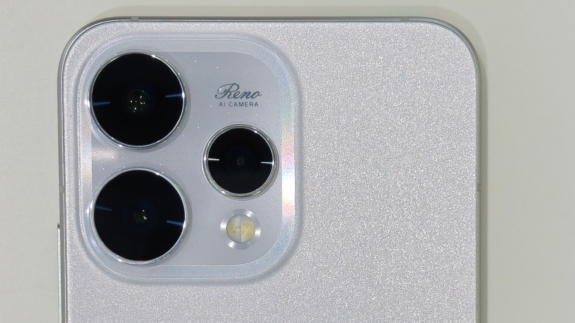 Telefon OPPO Reno15 alb, care primește ColorOS 17 în noiembrie, expus într-un magazin