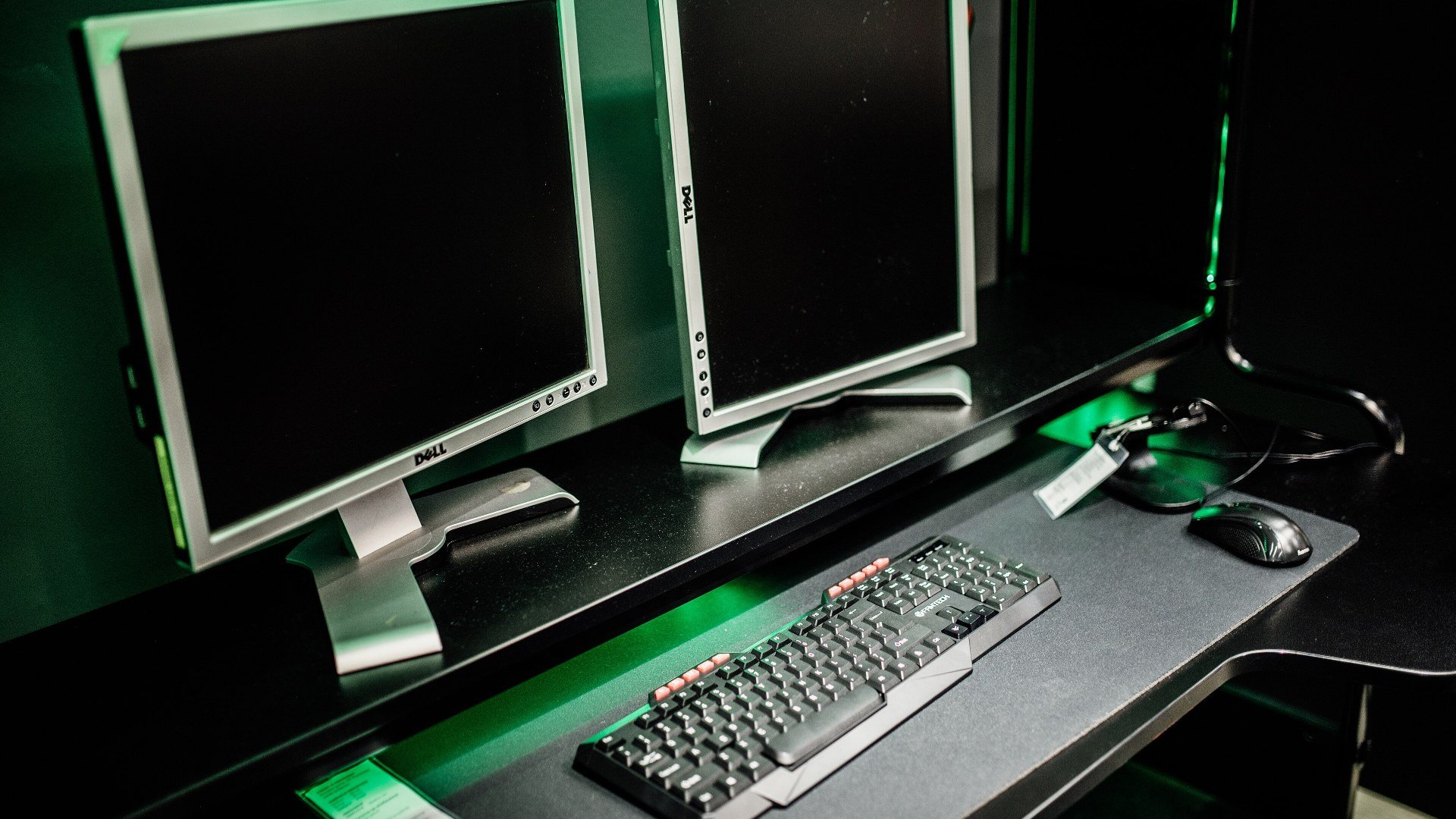 PC Garage Black Friday 2026: birou de gaming cu două monitoare, tastatură și mouse
